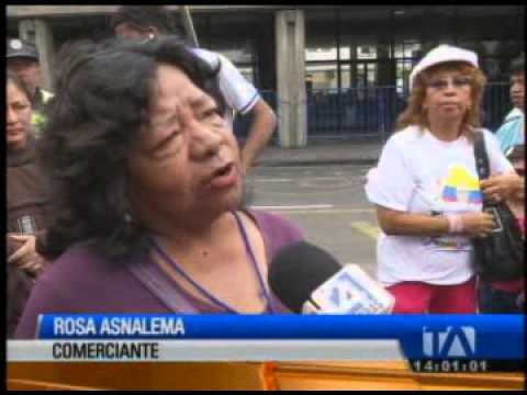 Comercientes se quejan en las afueras del Municipio de Quito