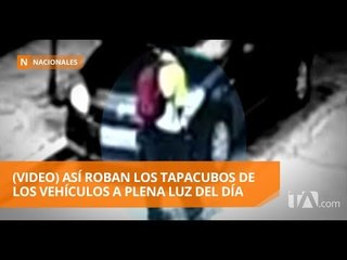 Cámara capta el momento en el que hombre roba tapacubos de vehículo en Quito