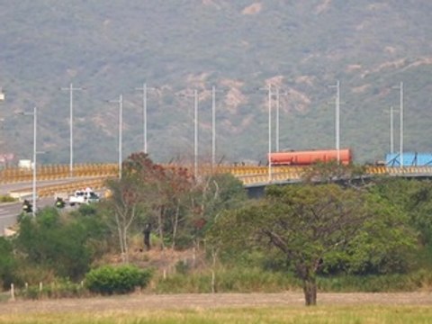 Militares venezolanos bloquean puente fronterizo con Colombia