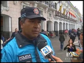 下载视频: Denuncias sobre asalto a turistas extranjeros en el Centro Histórico de Quito