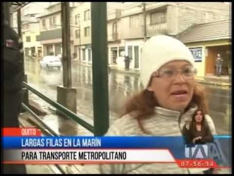 Largas filas en el Playón de La Marín ante la falta de transporte urbano