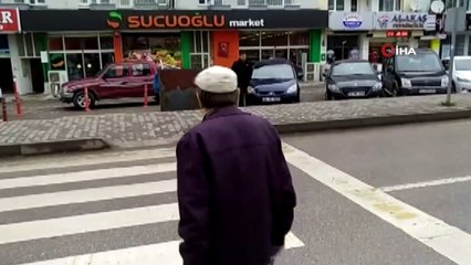 Lapseki'de sürücüler yayalara yol vermedi