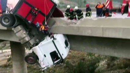 Viyadükte asılı kalan tır şoföre nefes kesen kurtarma operasyonu kamerada