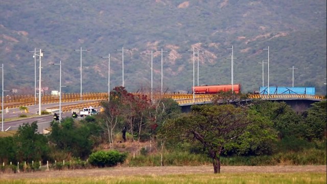 Militares venezolanos bloquean puente fronterizo con Colombia