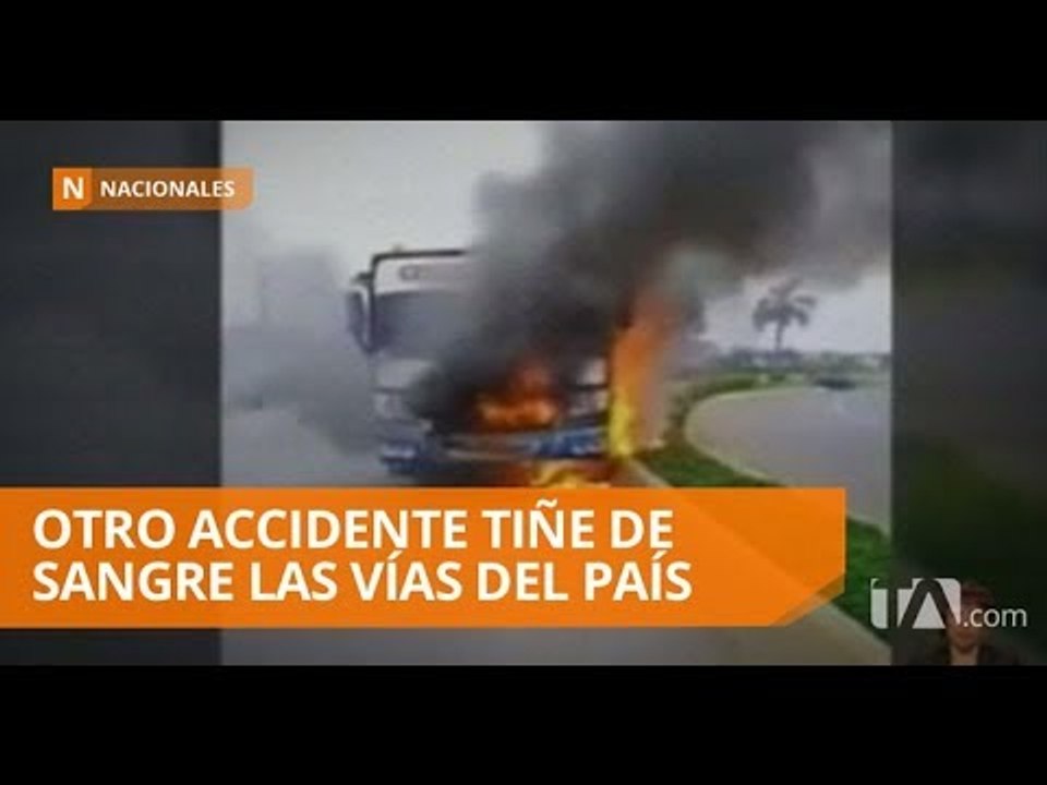 Dos fallecidos tras impactarse moto con bus intercantonal  - Teleamazonas