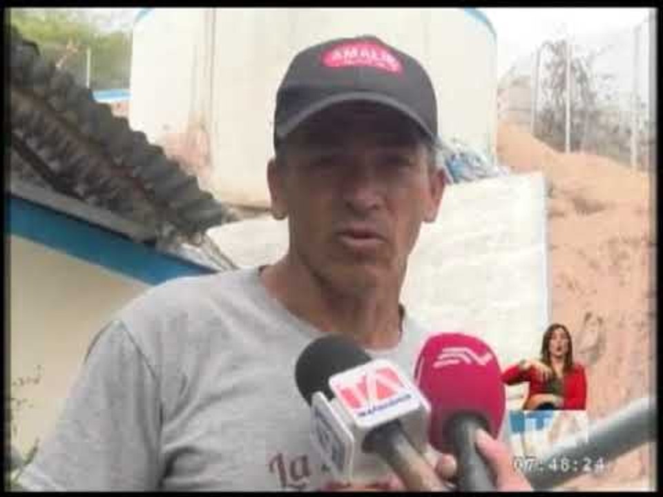 Damnificados piden ayuda por macrodeslizamiento de tierra en Azuay