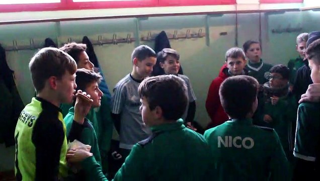 U13 et U11 reunis dans les vestiaires de lespignan pour chanter tous en coeur leurs victoires .