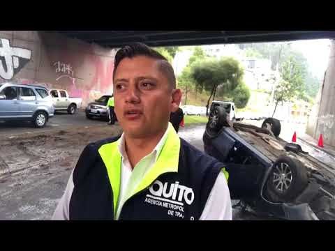 Vehículo cayó del puente de la avenida Eloy Alfaro