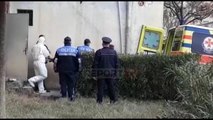 Report TV - Vrasja e gruas në Vlorë, momenti kur ambulanca merr trupin e viktimës
