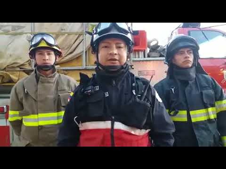 Bomberos rescatan a taxista tras choque contra volqueta
