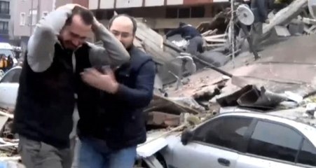 Yakını Enkaz Altında Kalan Vatandaşın Çaresizliği Kameraya Yansıdı