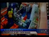 Vestidos con camiseta de Barcelona ingresaron a robar en una tienda