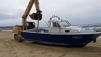 Barca rimossa dopo naufragio a Salve (Salento) - due dispersi