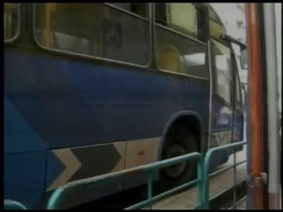 Una adulta mayor fue impactada por un bus de la Metrovía