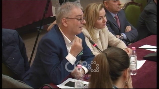 Ora News - Kastriot Çaushi këshillon deputetët: Puthuni dhe përqafohuni për arsimin