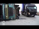 Ora News - Kamioni me skrap përmbyset në rrethrrotullimin e Rrogozhinës