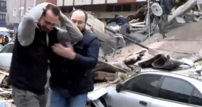 Yakını Enkaz Altında Kalan Vatandaşın Çaresizliği Kameraya Yansıdı