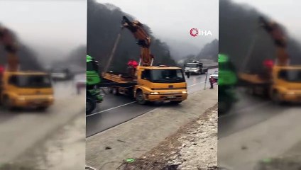 Tır kaza yaptı, yol trafiğe kapandı