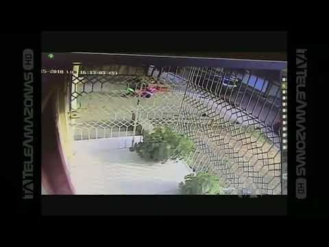 Dos sujetos en moto asaltaron a una mujer dentro de un callejón en Urdesa