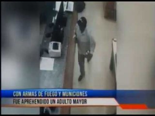 Tải video: Un adulto mayor fue aprehendido con armas de fuego y municiones