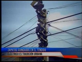 Guayaquil: los clásicos zapatos colgados en cables eléctricos