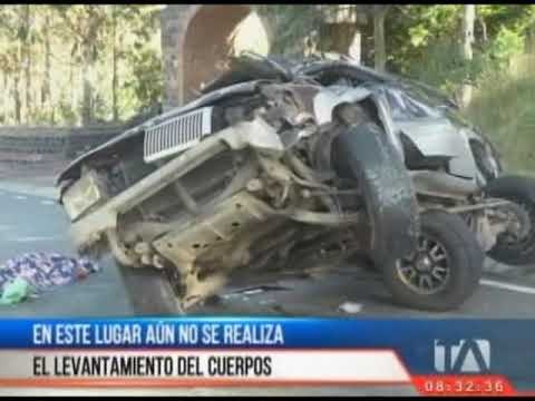 Bus que volcó en la vía Pifo-Papallacta primero chocó con un vehículo liviano