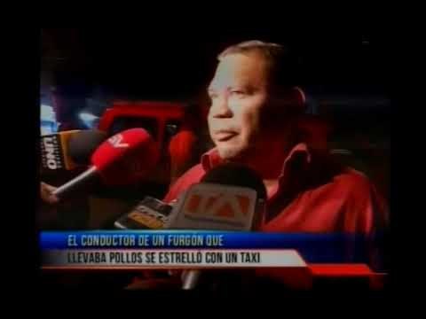 Furgón que transportaba pollos se estrelló con un taxi