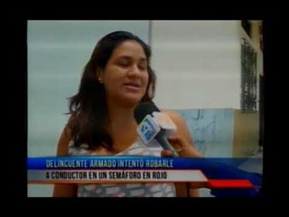 Delincuente armado intenta robar a conductor en un semáforo en rojo