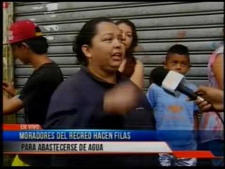 Filas para obtener agua en El Recreo