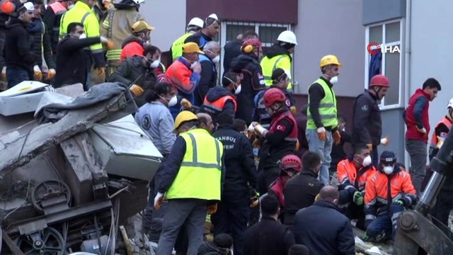 Kartal'da çöken binanın enkazında kurtarma çalışmaları sürüyor