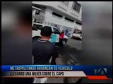 Metropolitanos arrancan con mujer sobre capó de camioneta