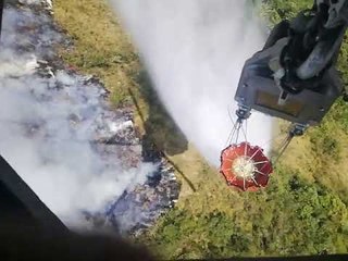 Tải video: Helicóptero MI descarga agua en El Panecillo  - Teleamazonas