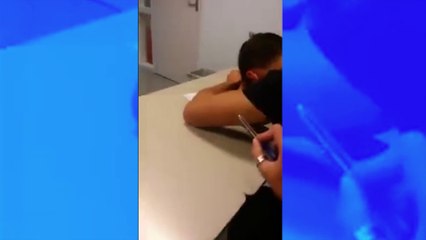 Un professeur agacé réveille son élève avec un extincteur