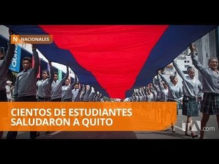 Скачать видео: Decenas de estudiantes participan en el desfile de embanderamiento de Quito - Teleamazonas