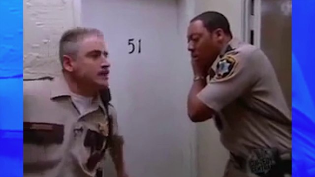 Un homme a des chiens dangereux chez lui, mais ces policiers enfoncent quand même la porte ... Aïe