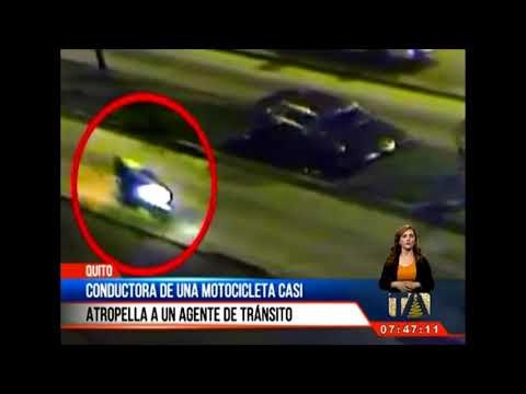 Conductora de una motocicleta casi atropella a un agente de tránsito -Teleamazonas