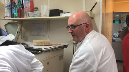 Des étudiants chinois apprennent à réaliser un kouign-amann