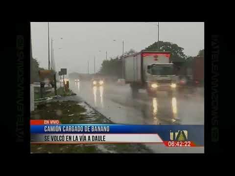 Camión cargado de banano se volcó en la vía Daule