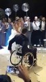 Première danse d'un marié handicapé avec sa femme, tellement émouvant !