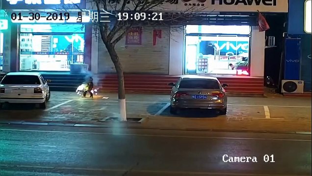 Feu d'artifice dans une plaque d'égout ? Elle explose en pleine rue !