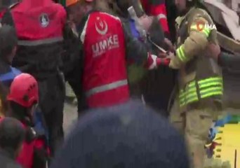 Yaralı Kadın Enkaz Altından Böyle Çıkarıldı