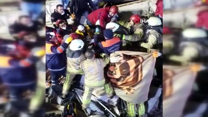 Kartal'da çöken binadan yaralı kadının çıkarılması kamerada