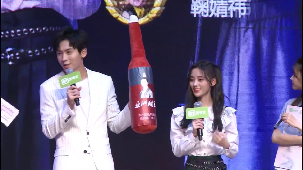 20180801 [娱乐通告栏] 来呀互相伤害呀！ 张哲瀚爆鞠婧祎刘海控 鞠婧祎调侃他是醋王 (1080p)