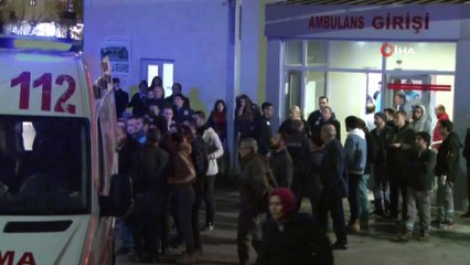 Enkazın altında kalan yakınlarını arayanlar hastanelere akın etti