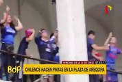 Arequipa: hinchas de la U. de Chile realizaron pintas en la Plaza de Armas