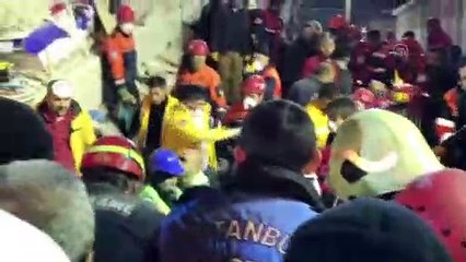 Kartal'da bina çöktü - Yaralının enkaz altından çıkarılması (Yayın yasaklı) (3) - İSTANBUL