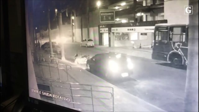 Motorista fica de joelhos enquanto criminosos roubam carro