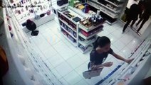 Câmera mostra mulher furtando em loja de cosméticos