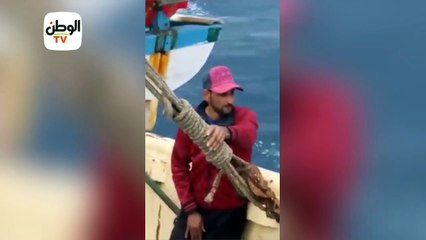 سحب مركب صيد بعد اصطدامها بسفينة بمياه خليج السويس