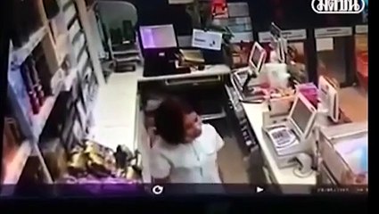 En plein braquage une employée utilise sa collègue comme bouclier !